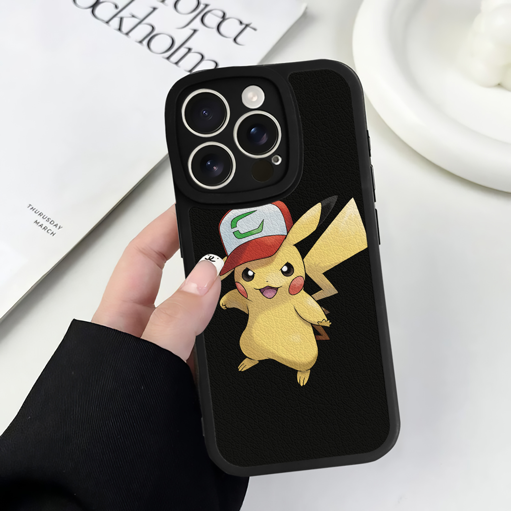 （画像用） ポケットモンスター Pokémon 【iPhone 16シリーズ対応】シリコンスマホケース（レザー調） 材質：シリコン